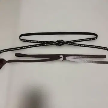 브라운과 핑크 베이지, 짙은 갈색 허리띠