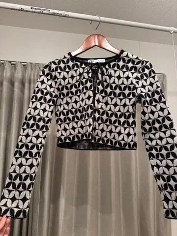ZARA 기하학 패턴 크롭 니트 가디건