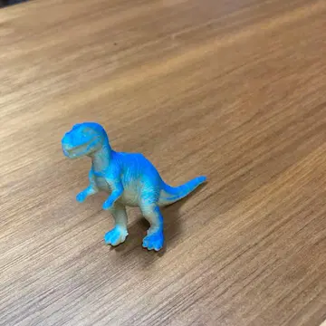 파란색 공룡 피규어