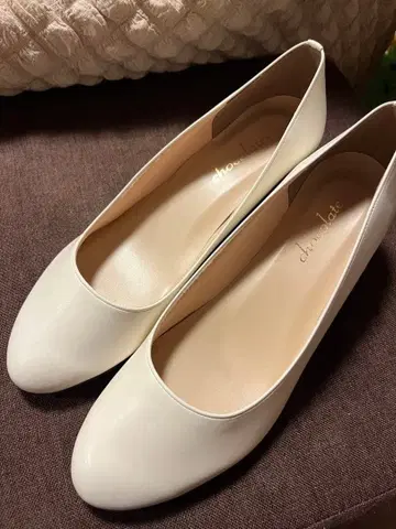 화이트 로우힐 펌프스