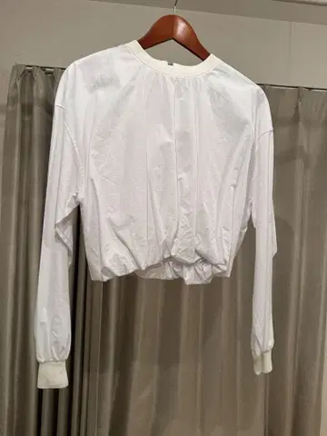 ZARA 화이트 크롭 긴팔 상의
