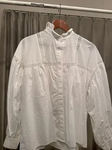 ZARA 화이트 프릴 옷깃 셔츠