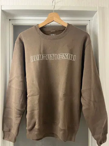 UNIVERSAL QUALITY 맨투맨 브라운