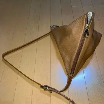 IBIZA 브라운 숄더백 삼각형