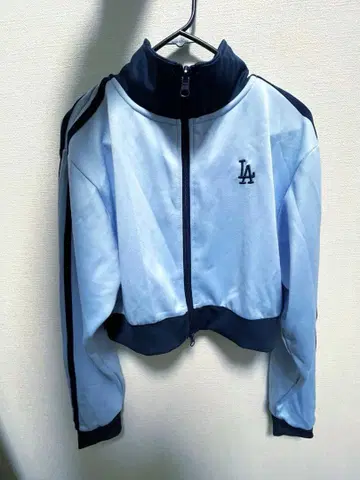 LA 로고 크롭 자켓 라이트 블루