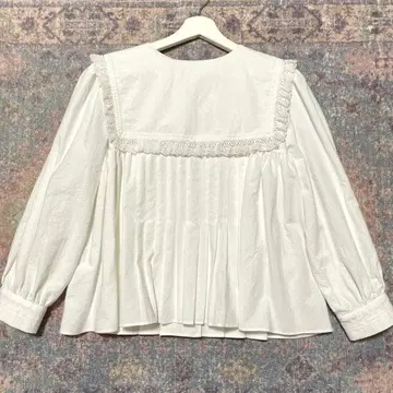 박스 칼라 화이트 블라우스