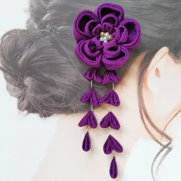 아래 달린 보라색 조각 머리 장식 (헤어 클립) 2개