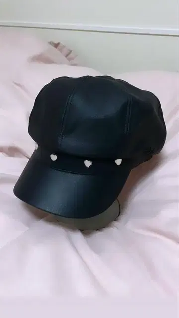 pium 하트 스터드 가죽 헌팅 캡