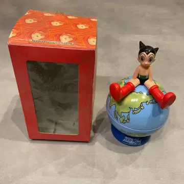 지구본 위의 철완 아톰 캔 피규어 소품함 인테리어