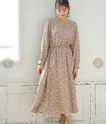 허니즈 펄 단추 사용 원피스 모카 꽃무늬