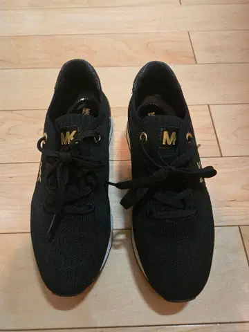 MK 블랙 스니커즈