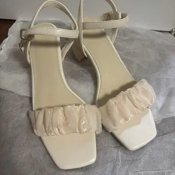 RANDA 개더 클리어힐 샌들 아이보리 화이트 M 사이즈