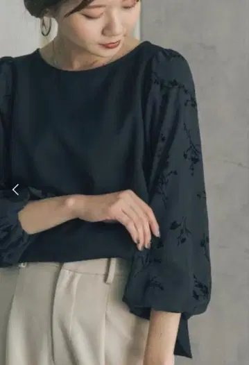 [컨디션 최상] 어반리서치 로쏘 플로키 플라워 슬리브 블라우스 블랙