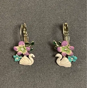 레네레이드 백조와 꽃 클립형 귀걸이