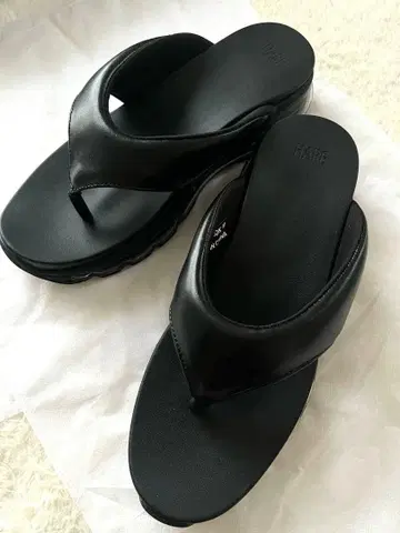 HARE 블랙 샌들 통굽