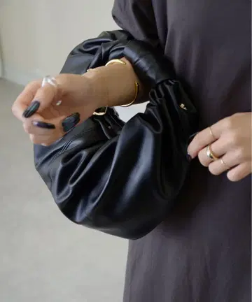 택 포함 ibeul 이베르 매트 가죽 턱 개더 2WAY 핸드백 블랙