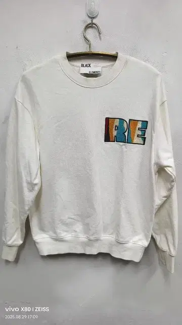 RE 자수 화이트 맨투맨