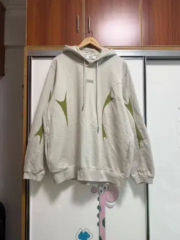 베이지 후드 부착 후드티 그래픽 디자인