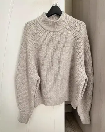 베이지 터틀넥 니트