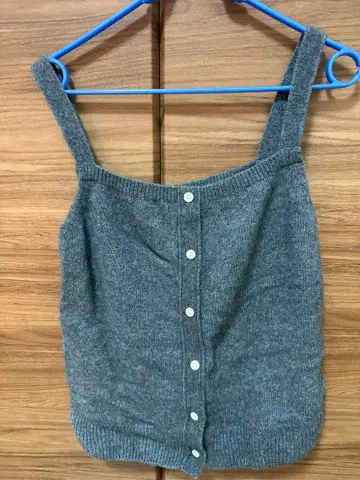 럭키 마르셰 그레이 슬리브리스 가디건 니트