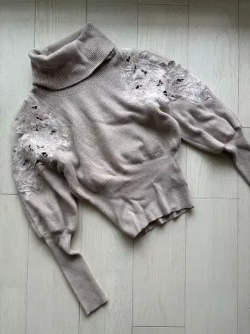 스나이델 레이시 니트 베이지 터틀넥 니트 자수