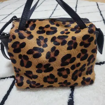 레오파드 무늬 퍼와 가죽 핸드백
