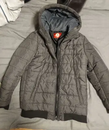 CONVERSE 1회 착용 얼룩 없는 다운 정가 15000엔이었습니다.