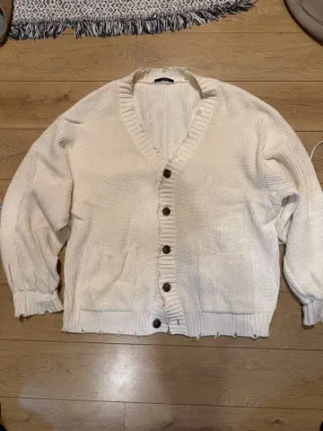 아이보리 V넥 데미지 니트 가디건