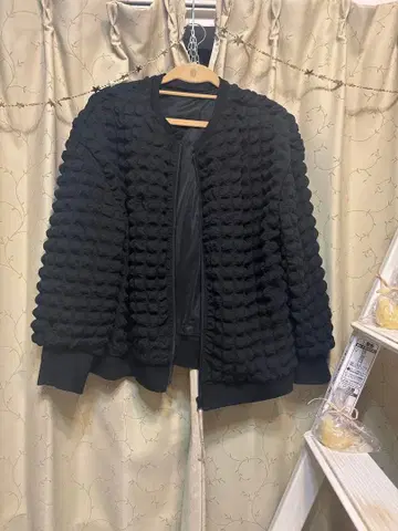 블랙 봄버 자켓 입체적인 패턴