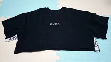 RVCA 블랙 크롭 T셔츠