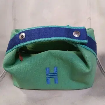 그린과 파랑의 캔버스 파우치 H 자수 부착