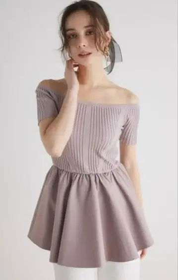 [ 가격 인하 가능 ] rienda 오프숄더 페플럼 상의 라벤더 핑크