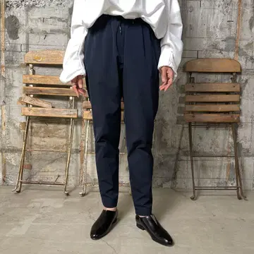 거의 미사용 HYKE TASLAN TAPERED PANTS 네이비 01