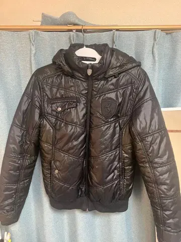 페라리 후드 부착 블랙 다운 자켓