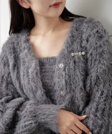 chico 브로치 부착 샤기 모헤어 V 숏 가디건 (가디건만)