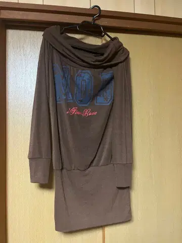 d.i.a. 빈티지 로고 프린트 오프숄더 튜닉