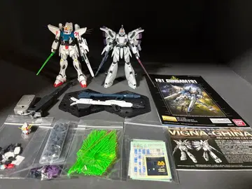 조립 완료 건담 프라모델 2체 세트