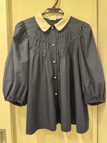 [SONO] 라디얼 웨이브 퍼프 플레어 블라우스