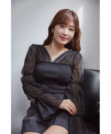 Her lip to Tulle Sleeve Knit Top