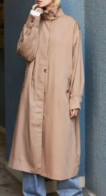 Auntie Rosa Holiday 트렌치코트 카멜