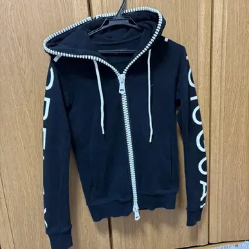 1PIU1UGUALE3 블랙 후드티 풀 집업