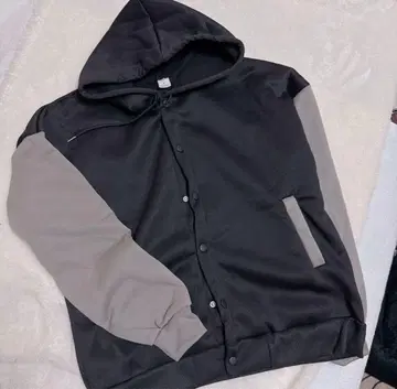 후드 부착 블랙과 그레이 점퍼 겉옷 사이즈 S