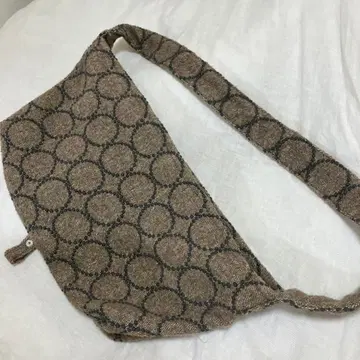 미나 페르호넨 숄더백 탬버린 브라운과 모스그린