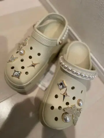 Crocs 크림색 통굽