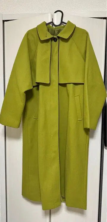 Thevon 페이크 울 파이핑 스탠드 카라 코트