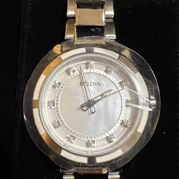 새상품 Bulova 실버 쿼츠 손목시계 다이아몬드 부착
