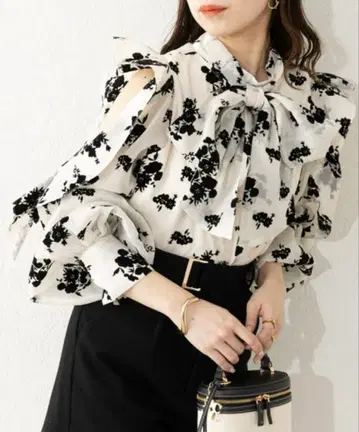 [ Chico ] 꽃무늬 소매 프릴 어깨 트임 보타이 블라우스