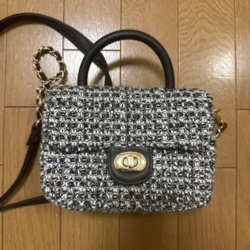 트위드와 가죽 숄더백