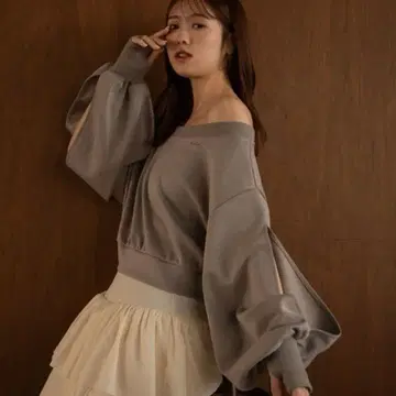 마이딜 오프숄더 볼륨 슬리브 그레이 맨투맨