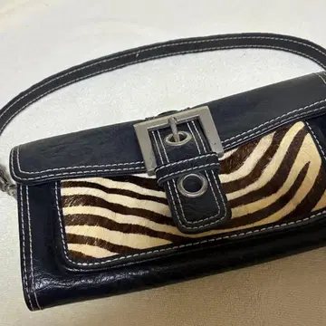제브라 패턴 퍼 포함 가죽 장지갑